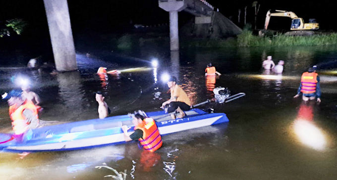 Lực lượng chức năng đã tìm thấy thi thể nạn nhân ở trên sông Dinh. Ảnh: L.M.