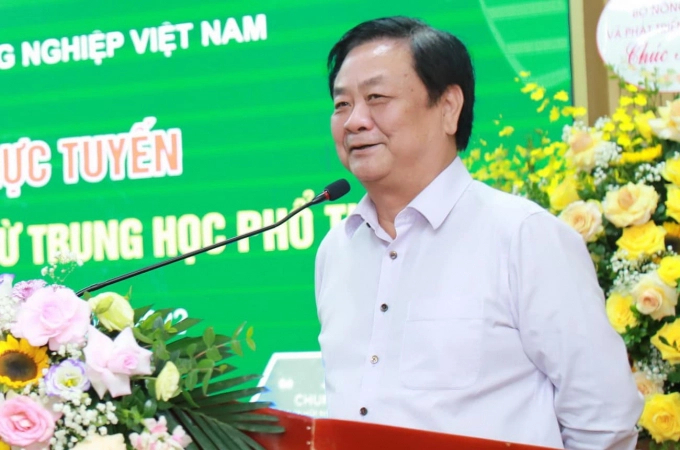 Bộ trưởng Bộ NN-PTNT Lê Minh Hoan truyền cảm hứng khởi nghiệp cho sinh viên Học viện Nông nghiệp Việt Nam khi tới thăm trường hôm 12/6.