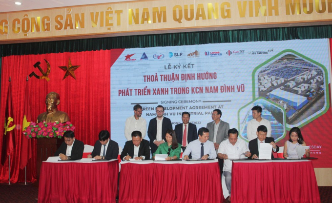 Các doanh nghiệp nước ngoài và doanh nghiệp Việt Nam ký kết hợp tác chiến lược trong việc đầu tư năng lượng tái tạo tại KCN Nam Đình Vũ. Ảnh: Hoàng Tùng.