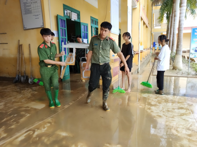Lực lượng chức năng huyện Lâm Bình, tỉnh Tuyên Quang hỗ trợ người dân khắc phục hậu quả do mưa lớn gây ra. Ảnh: Hà Khánh.
