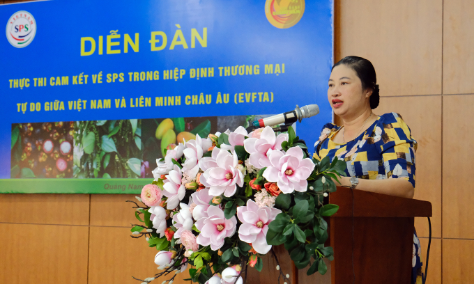 Bà Vũ Thị Phương Anh, Hiệu trưởng Cao đẳng Quảng Nam phát biểu khai mạc diễn đàn. 