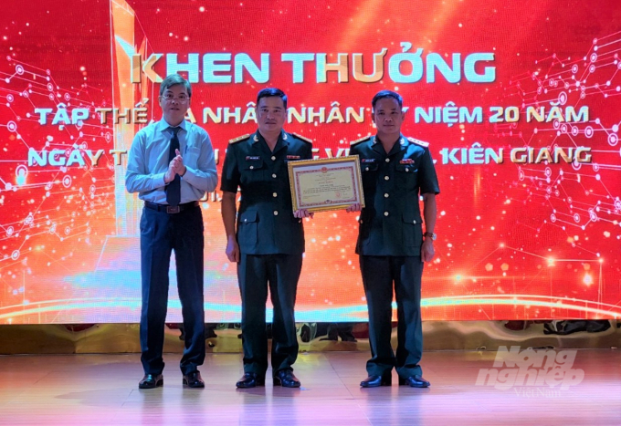 Ông Nguyễn Lưu Trung (bên trái), Phó Chủ tịch UBND tỉnh Kiên Giang trao tặng bằng khen cho lãnh đạo Viettel Kiên Giang, doanh nghiệp số 1 trong lĩnh vực viễn thông – công nghệ thông tin trên địa bàn tỉnh và tích cực hoạt động xã hội. Ảnh: Trung Chánh.