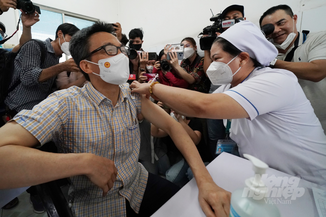 Phó Thủ tướng Vũ Đức Đam tiêm mũi 4 vacxin phòng Covid-19 tại Bệnh viện Bệnh Nhiệt đới TP.HCM. Ảnh: Nguyễn Thủy.