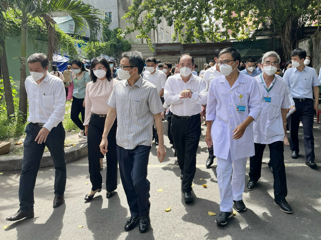 Phó Thủ tướng Vũ Đức Đam cùng đoàn công tác thị sát tình hình khám chữa bệnh tại Bệnh viện Bệnh Nhiệt đới TP.HCM. Ảnh: Nguyễn Thủy.