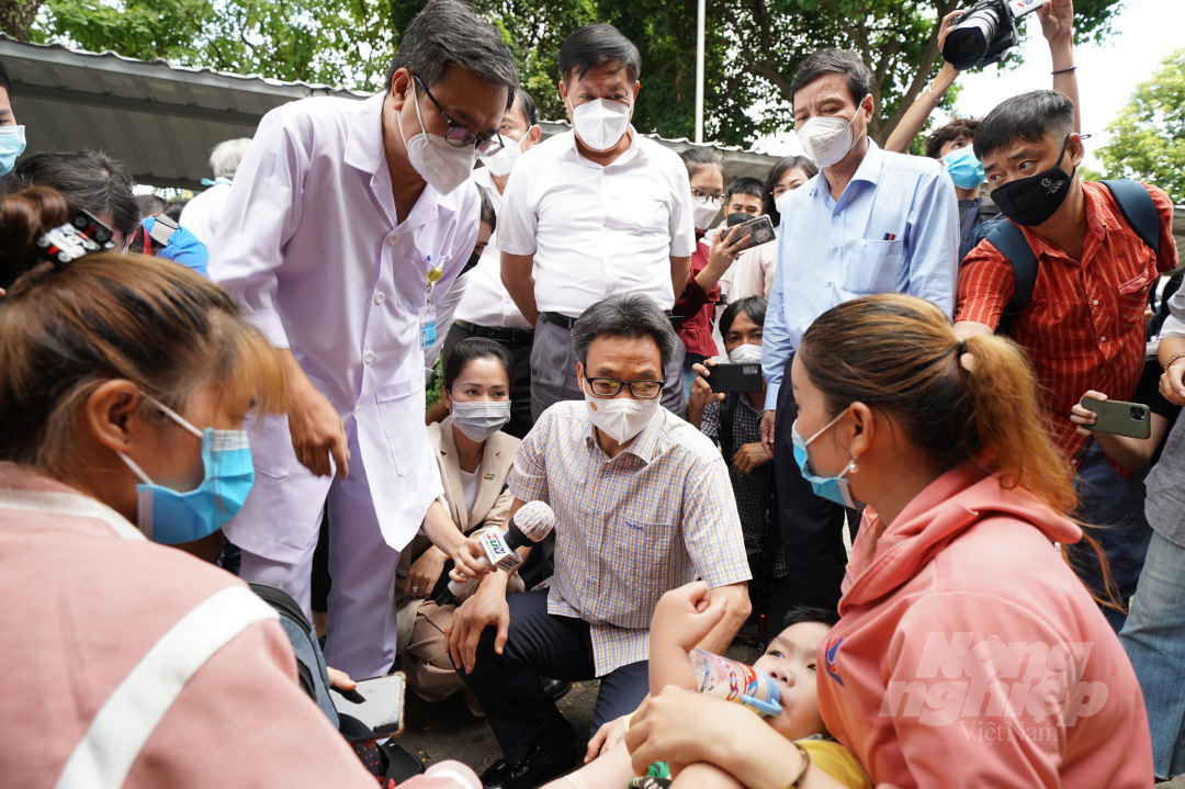 Phó Thủ tướng Vũ Đức Đam hỏi thăm tình hình điều trị của người bệnh tại Bệnh viện Bệnh Nhiệt đới TP.HCM. Ảnh: Nguyễn Thủy.