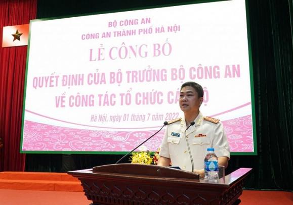 Đại tá Dương Đức Hải, đại diện 3 tân Phó Giám đốc Công an TP Hà Nội, phát biểu nhận nhiệm vụ.