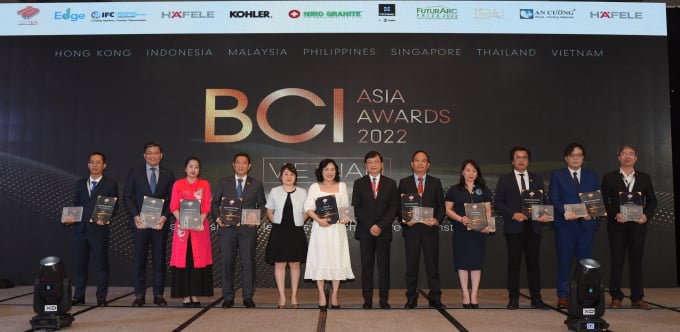 Bà Nguyễn Thị Hạnh,Tổng Giám đốc Flamingo Group (thứ 3 từ trái qua) cùng đại diện các đơn vị thắng giải trên sân khấu BCI Asia Awards 2022. Ảnh: TT.