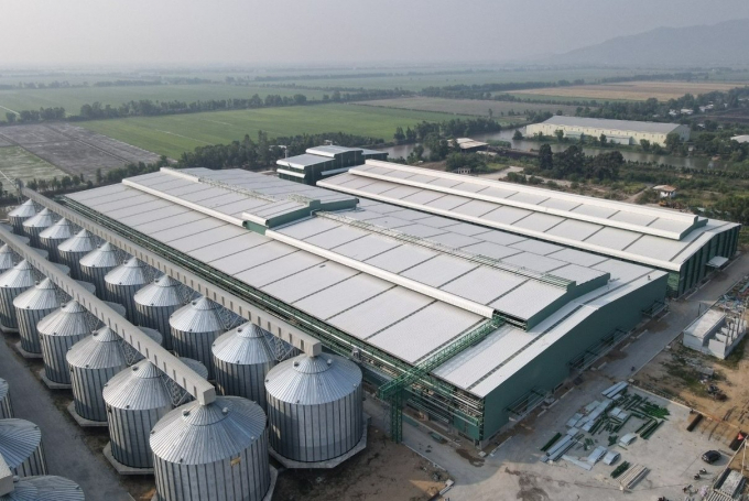 Nhà máy gạo Hạnh Phúc với quy mô lớn nhất châu Á, công suất chứa 240.000 tấn/vụ.