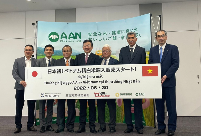 Đại sứ Vũ Hồng Nam (thứ 3 từ trái qua), đại diện Tập đoàn Tân Long, Ngân hàng Kiraboshi Nhật Bản và các đối tác tham dự sự kiện ra mắt gạo A An tại Nhật Bản.