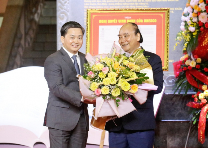Bí thư Tỉnh uỷ Bến Tre Lê Đức Thọ tặng hoa cám ơn Chủ tịch nước Nguyễn Xuân Phúc. Ảnh:TL.