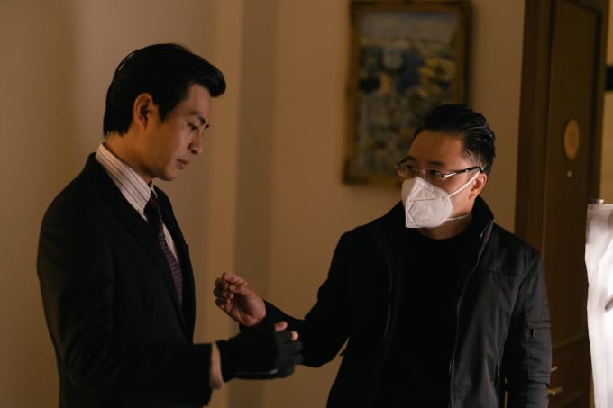 Đạo diễn Victor Vũ (đeo khẩu trang) và vai nam chính tại trường quay.