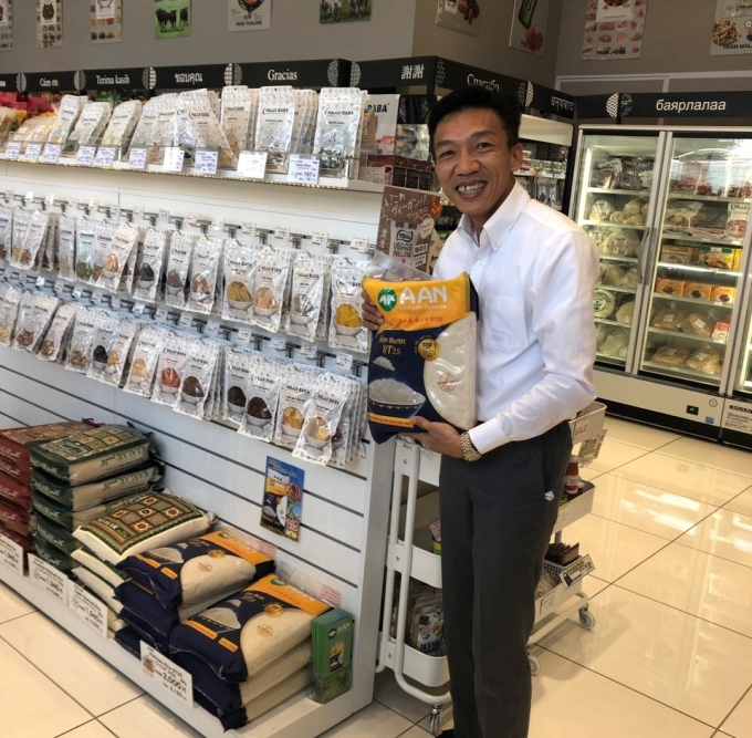 Mr. Nguyen Chanh Trung - Deputy General Director of Tan Long Group visited a supermarket selling A An ST25 rice.