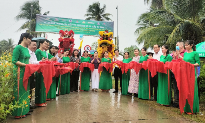 Lễ khánh thành cầu nối yêu thương số 57 tại xã Cẩm Sơn, huyện Mỏ Cày Nam, tỉnh Bến Tre diễn ra ngày 3/7. Ảnh: Minh Đảm.