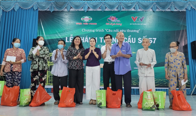 Dịp này, Công ty cổ phần Nhựa Thiếu Niên Tiền Phong trao tặng 17 suất quà cho các cụ già neo đơn, 14 suất học bổng cho các em học giỏi có hoàn cảnh khó khăn của xã Cẩm Sơn. Ảnh: Minh Đảm.