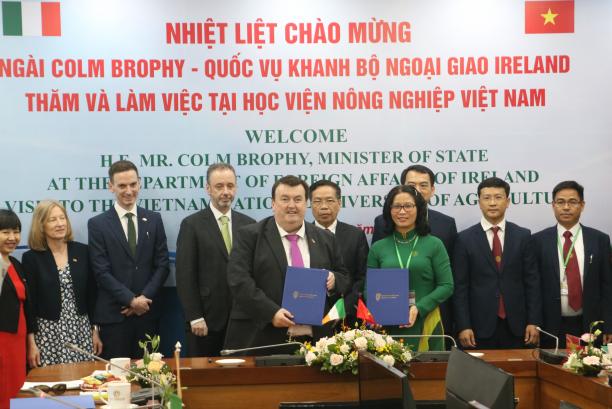 GS.TS Nguyễn Thị Lan và ông Colm Brophy ký biên bản ghi nhớ trước sự chứng kiến của các đại biểu. Ảnh: HVNN.