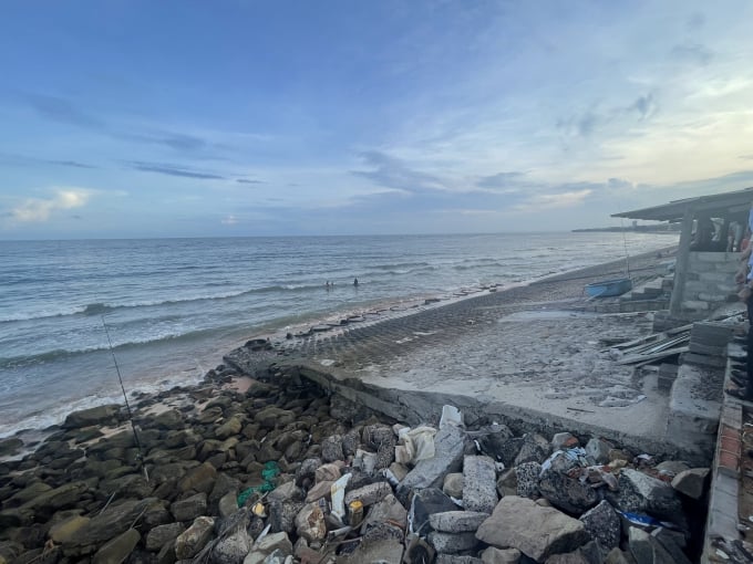 Do biến đổi khí hậu nên bờ biển ở Bình Thuận bị xâm thực nặng nề nên cần làm kè để chống xói lở. Ảnh: KS.
