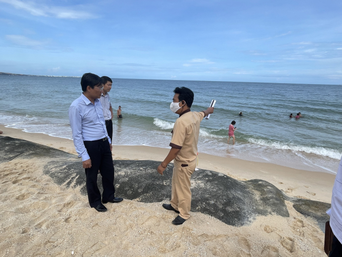 Lãnh đạo tỉnh Bình Thuận khảo sát kè biển tại Mũi Né, TP Phan Thiết. Ảnh: KH.