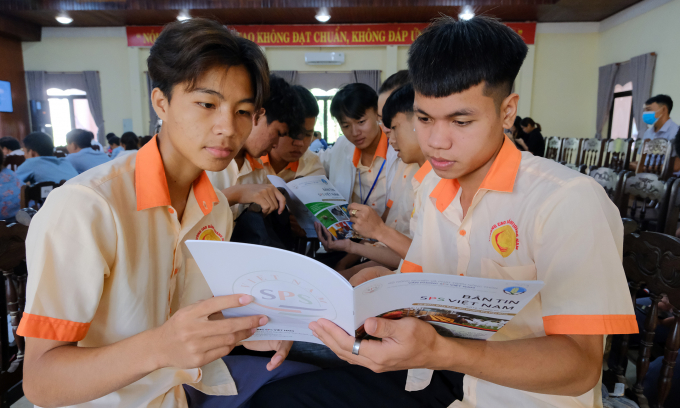 Sinh viên Cao đẳng Quảng Nam tích cực tìm hiểu các thông tin về thị trường, cũng như đầu ra việc làm sau khi ra trường.