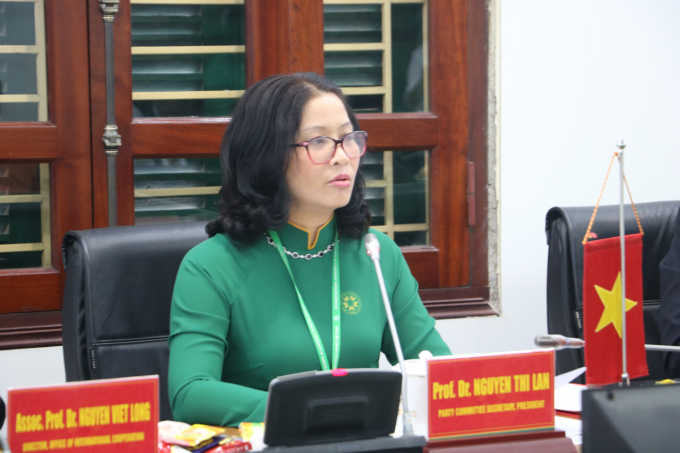 Prof. Dr. Nguyen Thi Lan, rector of the Vietnam National University of Agriculture speaks at the ceremony. Photo: HVNNN.