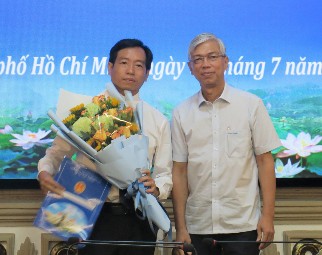 Phó Chủ tịch UBND TP.HCM Võ Văn Hoan đã trao quyết định bổ nhiệm ông Nguyễn Thanh Hiền làm Phó Trưởng ban Ban Quản lý Khu Nông nghiệp Công nghệ cao TP.HCM. Ảnh: M.H.