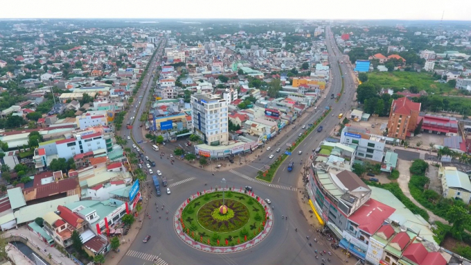 Một góc trung tâm TP. Đồng Xoài với hệ thống hạ tầng giao thông đồng bộ, hiện đại. Ảnh: Trần Trung.