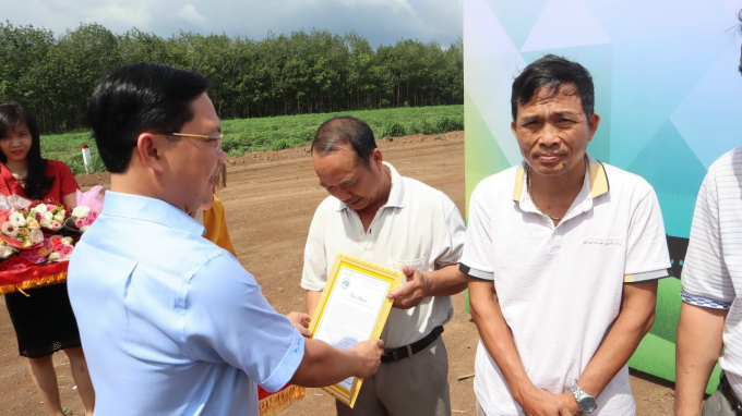 Bí thư Thành ủy Đồng Xoài Hà Anh Dũng cùng lãnh đạo thành phố và phường Tiến Thành đã trao thư khen, tặng hoa các hộ dân tiên phong tự nguyện hiến đất. Ảnh: Trần Trung.