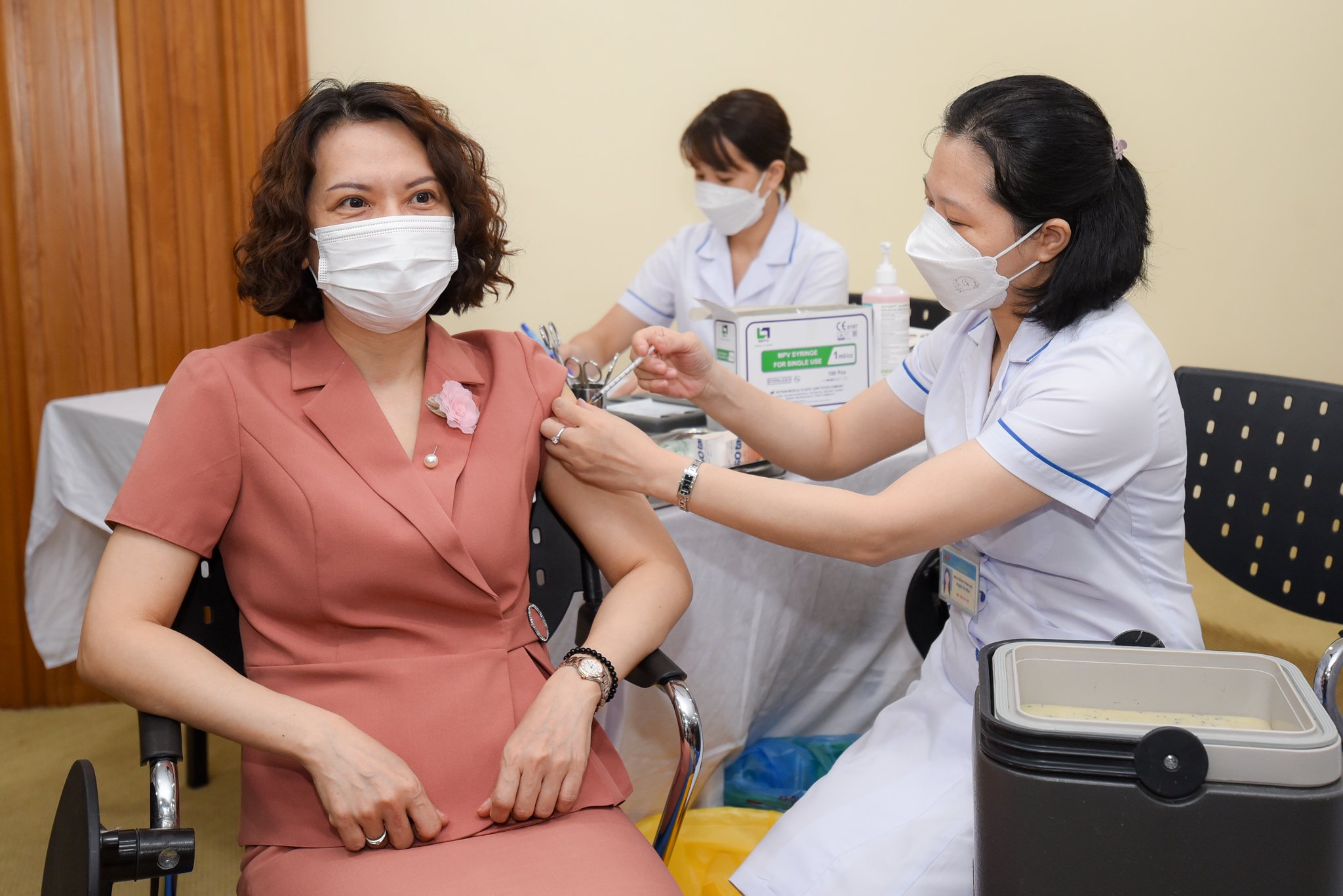Thứ trưởng Bộ Y tế Nguyễn Thị Liên Hương tiêm mũi nhắc lại vacxin Covid-19. Ảnh: Tùng Đinh.