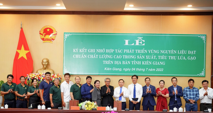 Lãnh đạo Lộc Trời cùng với 06 đối tác chiến lược LTP (đối tác thu mua lúa) chụp hình lưu niệm với lãnh đạo tỉnh Kiên Giang và lãnh đạo MB.