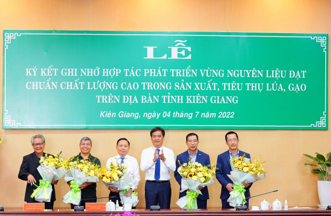 Đại diện Tập đoàn Lộc Trời, đại diện UBND tỉnh Kiên Giang và đại diện Ngân hàng Quân đội (MB) trong buổi ký kết.