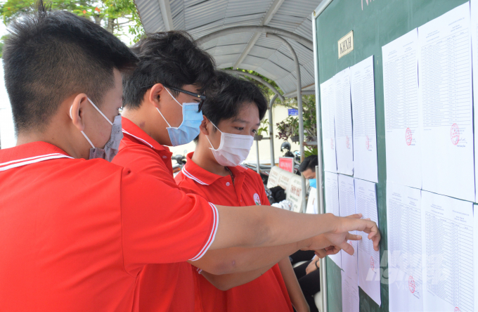 Các thí sinh tập trung xem số báo danh và phòng thi tại điểm thi Trường THCS và THPT Võ Văn Kiệt, thành phố Rạch Giá, tỉnh Kiên Giang. Ảnh: Trung Chánh.