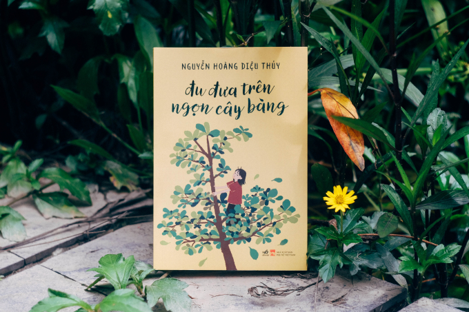 'Đu đưa trên ngọn cây bàng' đưa người đọc trở về thế giới tuổi thơ.