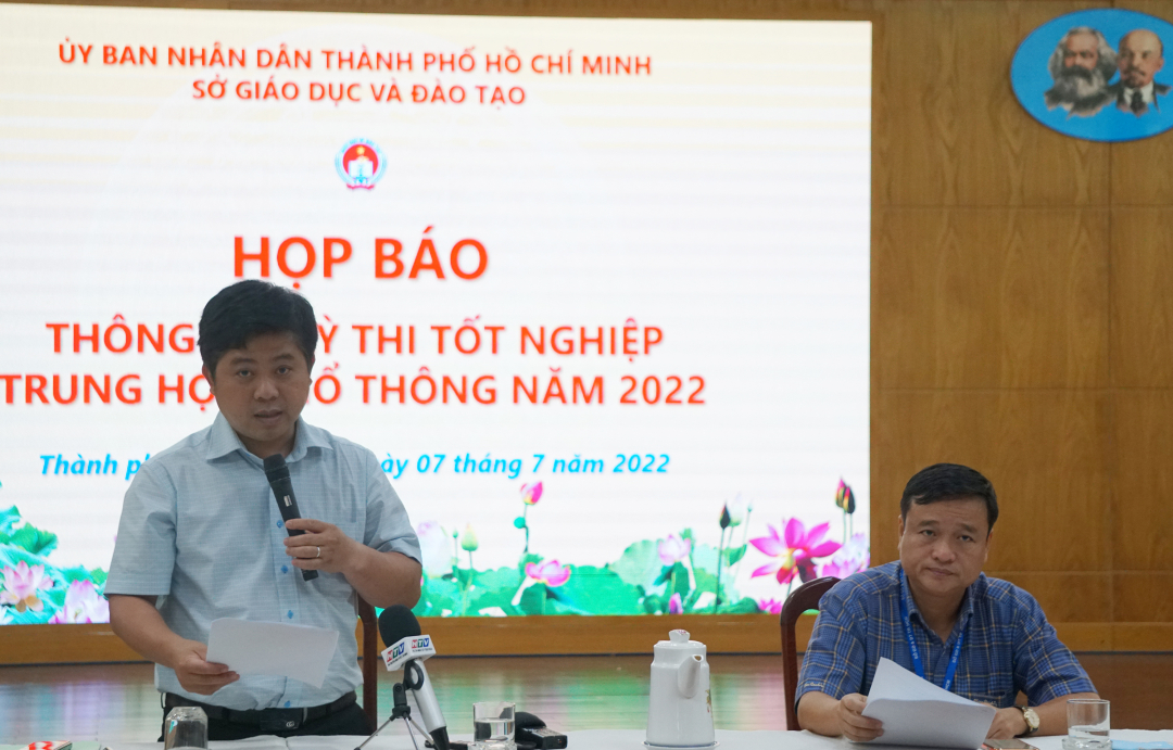 Ông Hồ Tấn Minh , Chánh Văn phòng Sở GD-ĐT TP.HCM (đứng) chủ trì buổi họp báo. Ảnh: Nguyễn Thủy.