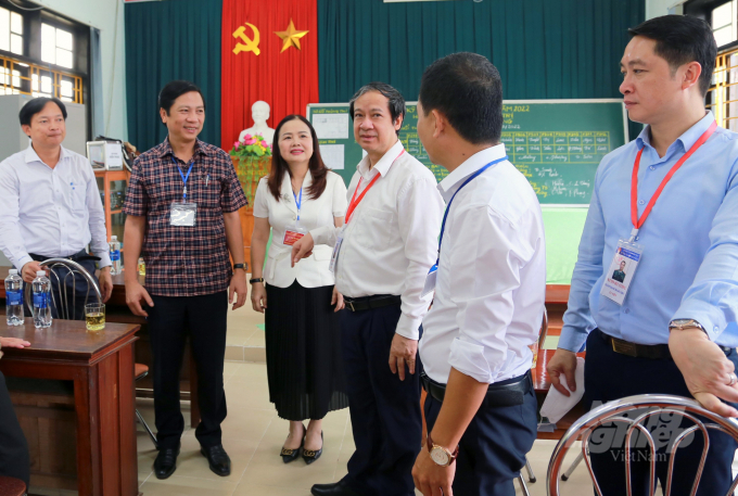 Bộ trưởng Bộ GD&ĐT Nguyễn Kim Sơn đã kiểm tra, thị sát tại điểm thi Trường THPT Hải Lăng. Ảnh: ĐĐ