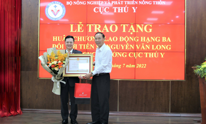 Quyền Cục trưởng Cục Thú y Nguyễn Văn Long (bên trái) nhận Huân chương Lao động hạng Ba. Ảnh: Phạm Hiếu.