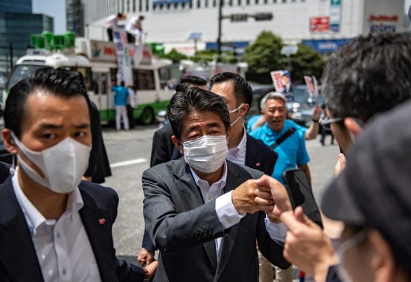 Cựu Thủ tướng Nhật Bản Shinzo Abe tương tác với người ủng hộ khi ông tham gia chiến dịch vận động bầu cử cho thành viên đảng cầm quyền LDP Kentaro Asahi trước cuộc bầu cử Thượng viện vào ngày 10/7. Ảnh: AFP