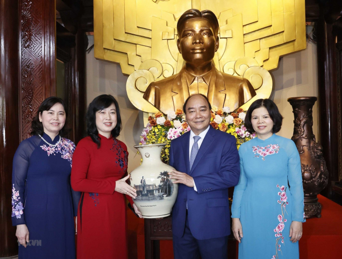 Chủ tịch nước Nguyễn Xuân Phúc cùng lãnh đạo tỉnh Bắc Ninh dâng hương, tặng quà Khu lưu niệm Tổng Bí thư Nguyễn Văn Cừ.