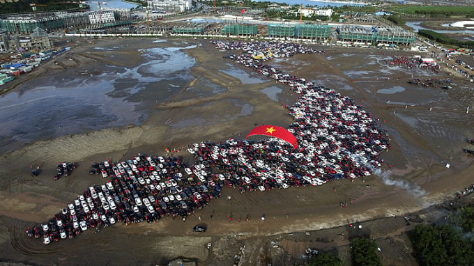 Khoảng 1.800 chiếc xe ô tô đã tham gia xếp hình bản đồ Việt Nam tại Đồ Sơn, Hải Phòng. Ảnh: Vũ Sinh/TTXVN.