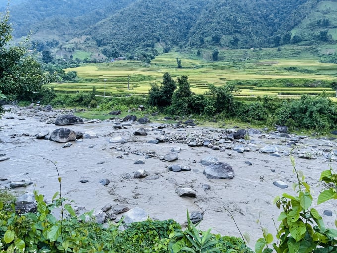 Suối Nậm Xây Luông chảy qua địa bàn xã Nậm Xây (huyện Văn Bàn, Lào Cai) có màu và mùi lạ. Ảnh: H.Đ