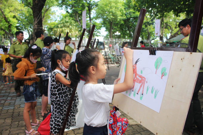 The drawing contest on the theme of nature received enthusiastic participation from children. Photo: Cong Dien.