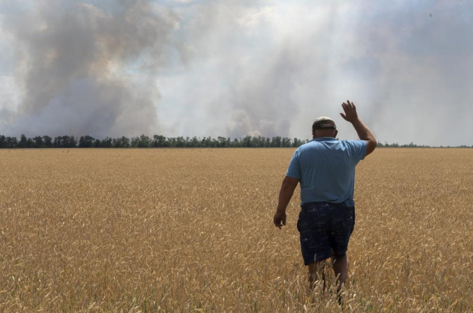 Ở các khu vực miền đông và miền nam gần chiến tuyến, nông dân Ukraine vẫn làm việc trên đồng ruộng bất chấp bom đạn nguy hiểm tính mạng. Ảnh: AP