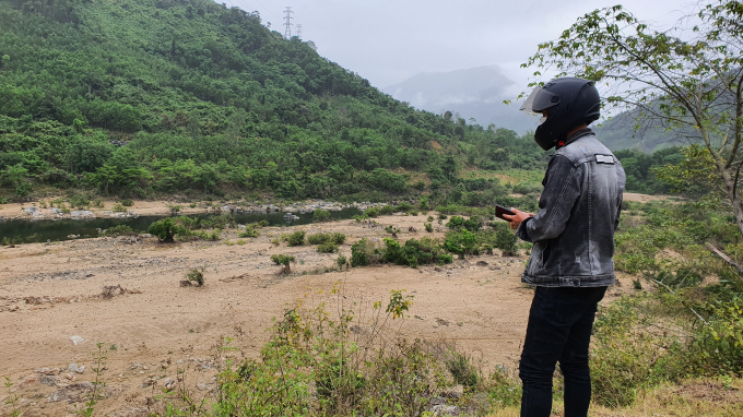 Nhiều diện tích sản xuất nông nghiệp ở khu vực ven sông của bà con huyện Nam Giang bị vùi lấp. Ảnh: L.K.