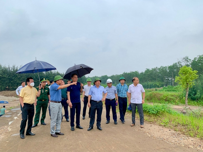 Đoàn công tác Trung ương kiểm tra thực tế hệ thống đê điều tại Hải Phòng. Ảnh: Đàm Thanh.