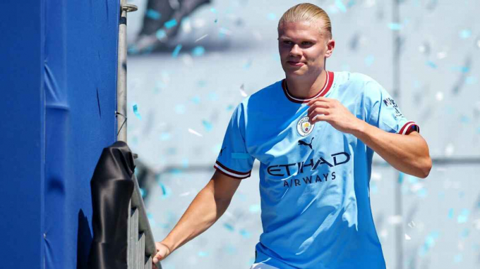 Erling Haaland muốn cùng Man City đánh bại Man United. Ảnh: ESPN.