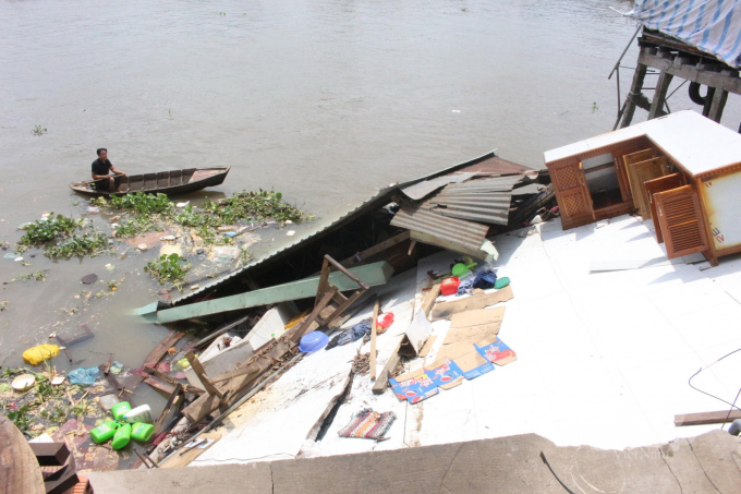Một vụ sạt lở nhà rơi xuống sông ở khu vực phường An Bình, quận Ninh Kiều, TP Cần Thơ. Ảnh: Hữu Đức.