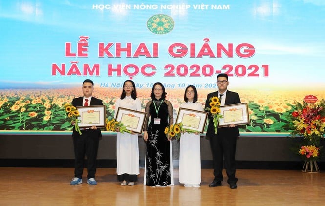 Sinh viên Nguyễn Thị Hà Trang, lớp K65SPCNA, Á Khoa đầu vào Học viện Nông nghiệp Việt Nam năm học 2020-2021. Ảnh: HVNN.