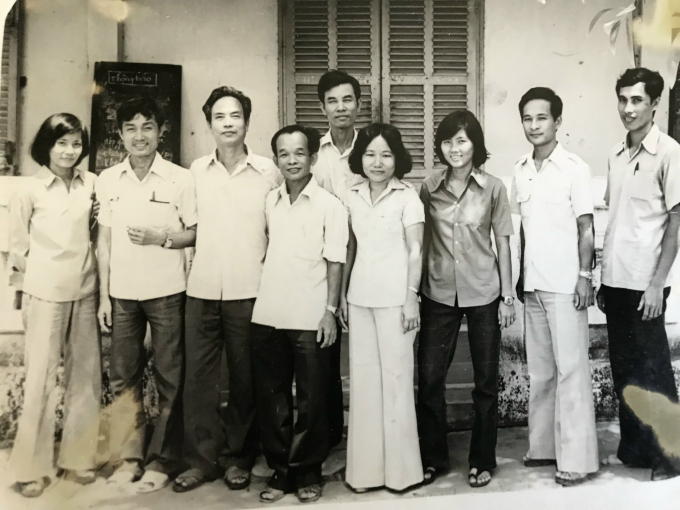 Nhà văn Dạ Ngân (ngoài cùng bên trái), nhà văn Nguyên Ngọc (thứ tư từ trái qua) cùng các thầy cô ở Khoa Văn - Đại học Cần Thơ chụp ảnh kỷ niệm năm hai nhà văn gặp nhau ở Cần Thơ. Ảnh tư liệu của nhà văn Dạ Ngân.