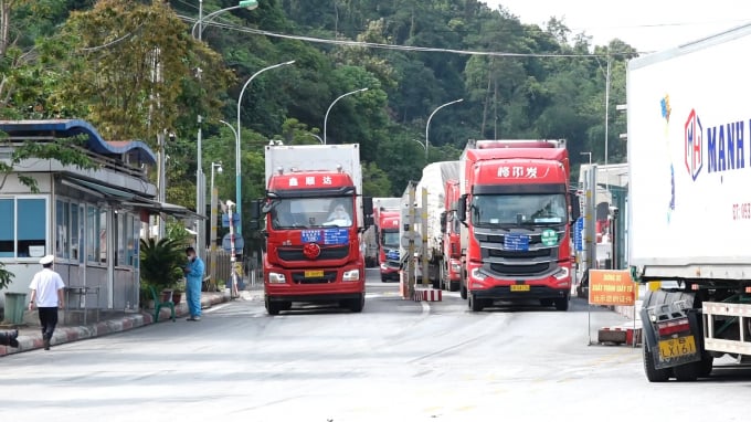 Trucks carrying agro-products are waiting for customs clearance procedures at Huu Nghi international border gate. Photo: Trang Anh.