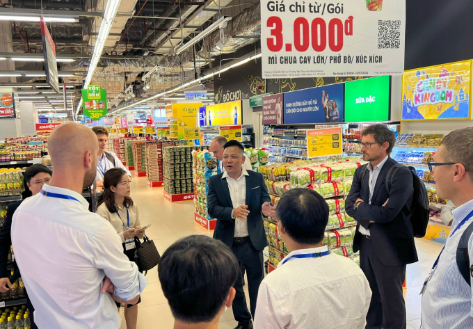 Ông Nguyễn Trọng Tuấn - Giám đốc Khối WinMart trao đổi với đoàn doanh nghiệp EU về tầm nhìn phát triển, kế hoạch hợp tác giữa hai bên.