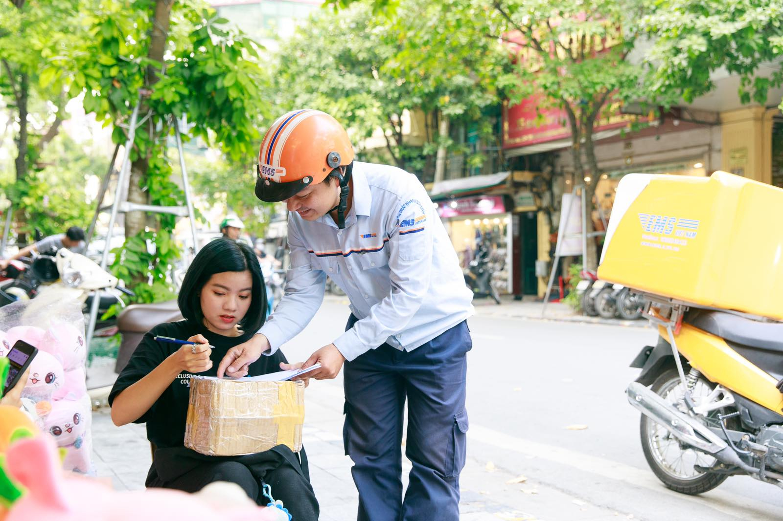 Khi có nghi vấn hoặc thắc mắc, khách hàng liên hệ trực tiếp với bộ phận CSKH của EMS qua Hotline: 1900 54 54 33.