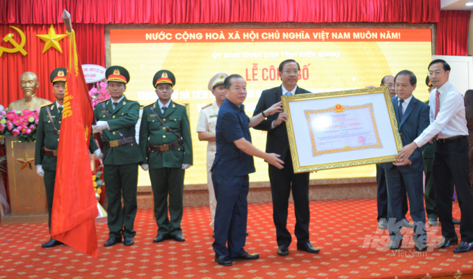 Thừa ủy quyền của Chủ tịch nước, ông Mai Văn Huỳnh (hàng đầu bên trái), Chủ tịch HĐND tỉnh Kiên Giang trao Huân chương Lao động hạng III cho lãnh đạo TP Hà Tiên. Ảnh: Trung Chánh.